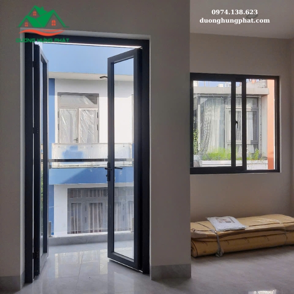 cửa nhôm Xingfa mở quay 2 cánh ban công quận 7 tphcm